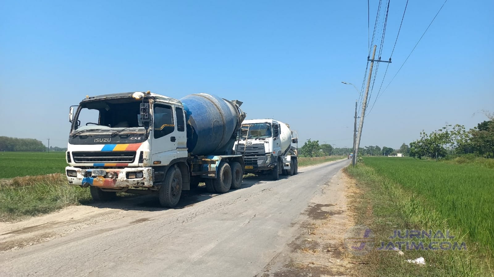 Lihat, Belasan Warga di Jombang Hadang Truk Material Proyek Pembangunan Lantai Sungai