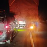 Brakk, Toyota Innova Menancap Bodi Belakang Truk Tronton Muatan Triplek di Tol Jombang