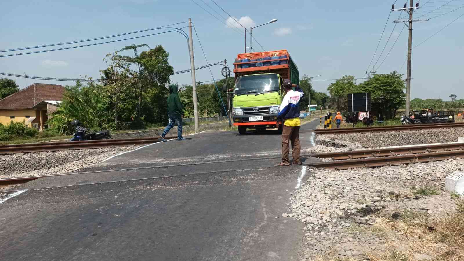 Jombang, Jurnal Jatim - Dinas perhubungan (Dishub) Jombang Jawa Timur prioritaskan pemasangan palang pintu perlintasan kereta api (KA) di lokasi kecelakaan maut mobil