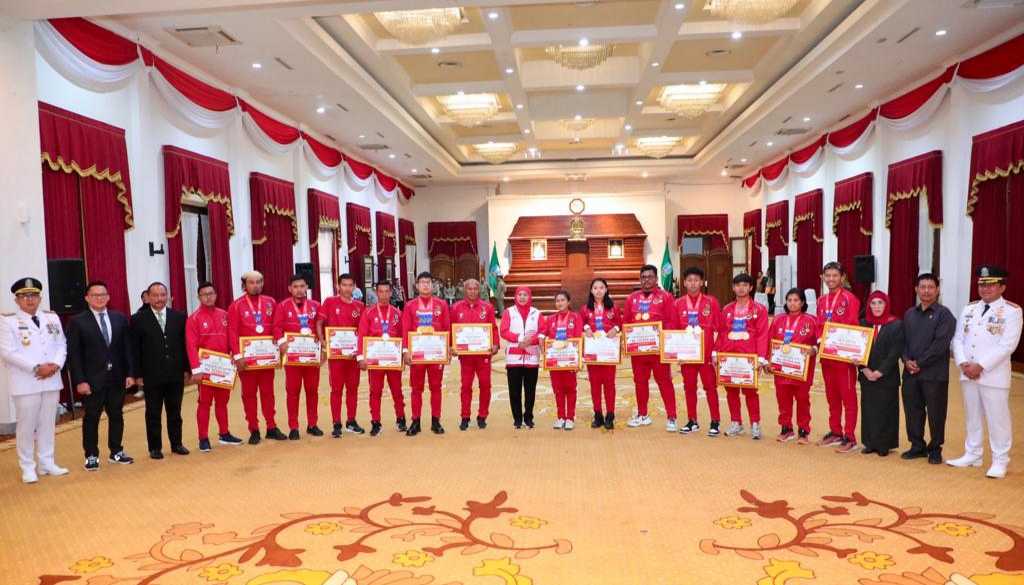 Atlet Jatim Berprestasi di ASEAN Para Games Terima Penghargaan Jer Basuki Mawa Beya