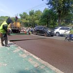 PUPR Jombang Benahi Lapisan Aspal Jalan Wahid Hasyim Agar Awet dan Mulus