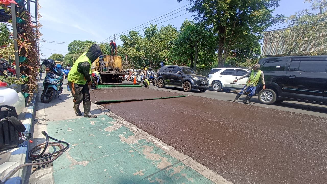 PUPR Jombang Benahi Lapisan Aspal Jalan Wahid Hasyim Agar Awet dan Mulus