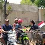 Di Kediri, Relawan Bakal Caleg Bagi Ratusan Bendera Merah Putih Tumbuhkan Nasionalisme