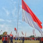 Merdeka! Warga di Jombang Kibarkan Bendera Merah Putih Berukuran Raksasa