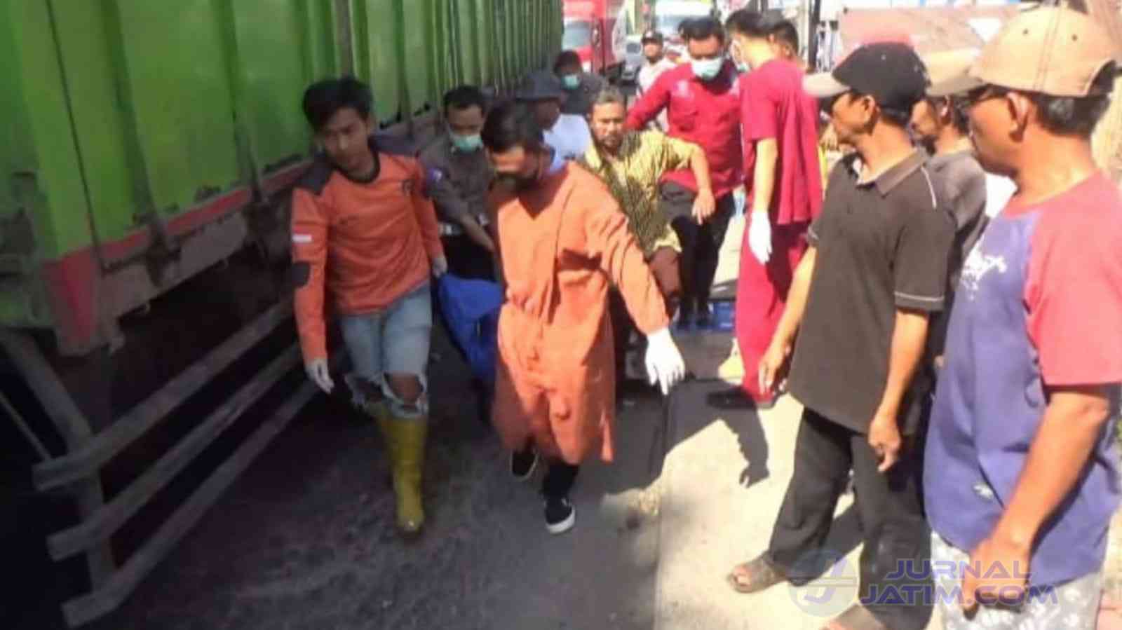 Terlindas Truk di Jombang, Pengendara Motor asal Surabaya Tewas di Tempat, Mengerikan!