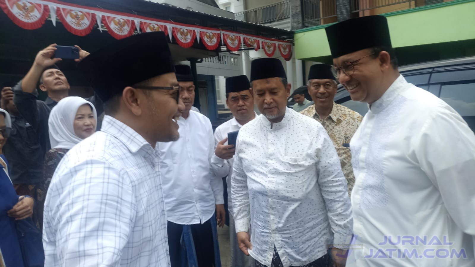 Usai Ziarah, Anies Baswedan Minta Doa Restu Ibunda Muhaimin Iskandar di Jombang