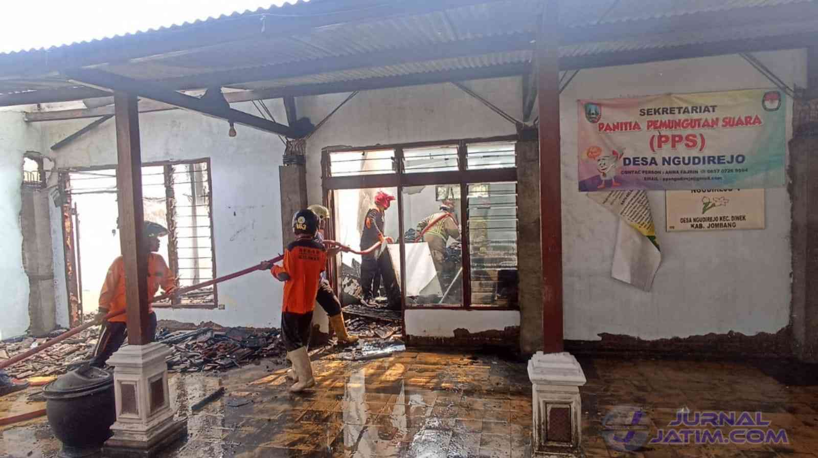 Kebakaran Melanda Kantor Desa di Jombang, 15 Menit 4 Ruang Habis Terbakar
