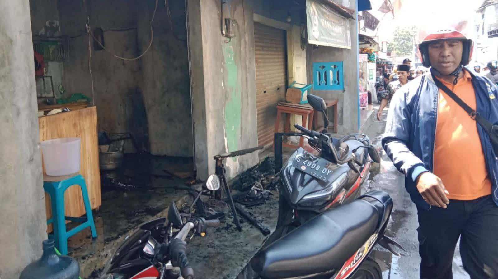 Tabung Gas Elpiji Menguap Akibatkan Satu Kios Mi Ayam di Jombang Terbakar, Turut Berduka