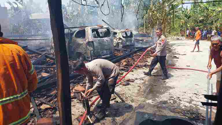 Kebakaran Gudang Garasi Milik Kepala Desa di Nganjuk Meludeskan 2 Mobil, Tuh Lihat
