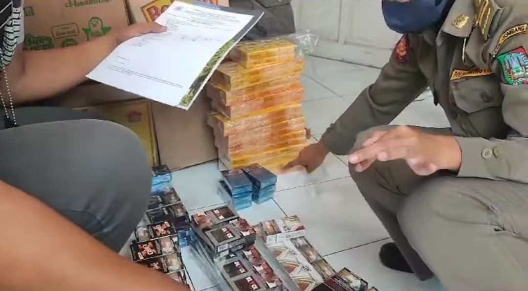 Menyasar Toko Kelontong, Satpol PP Jombang Gelar Gempur Rokok Ilegal di Wilayah Ini