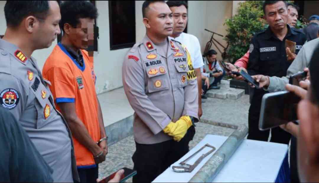 Pencuri Tiang Penerangan Jalan Umum di Surabaya Gunakan Alat Gergaji Besi