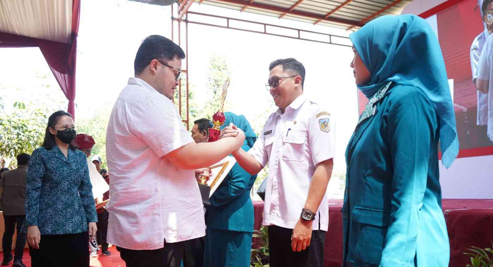 Bupati Kediri Serahkan Penghargaan 4 Desa Terbaik, Pesannya Tingkatkan Semangat Kerja