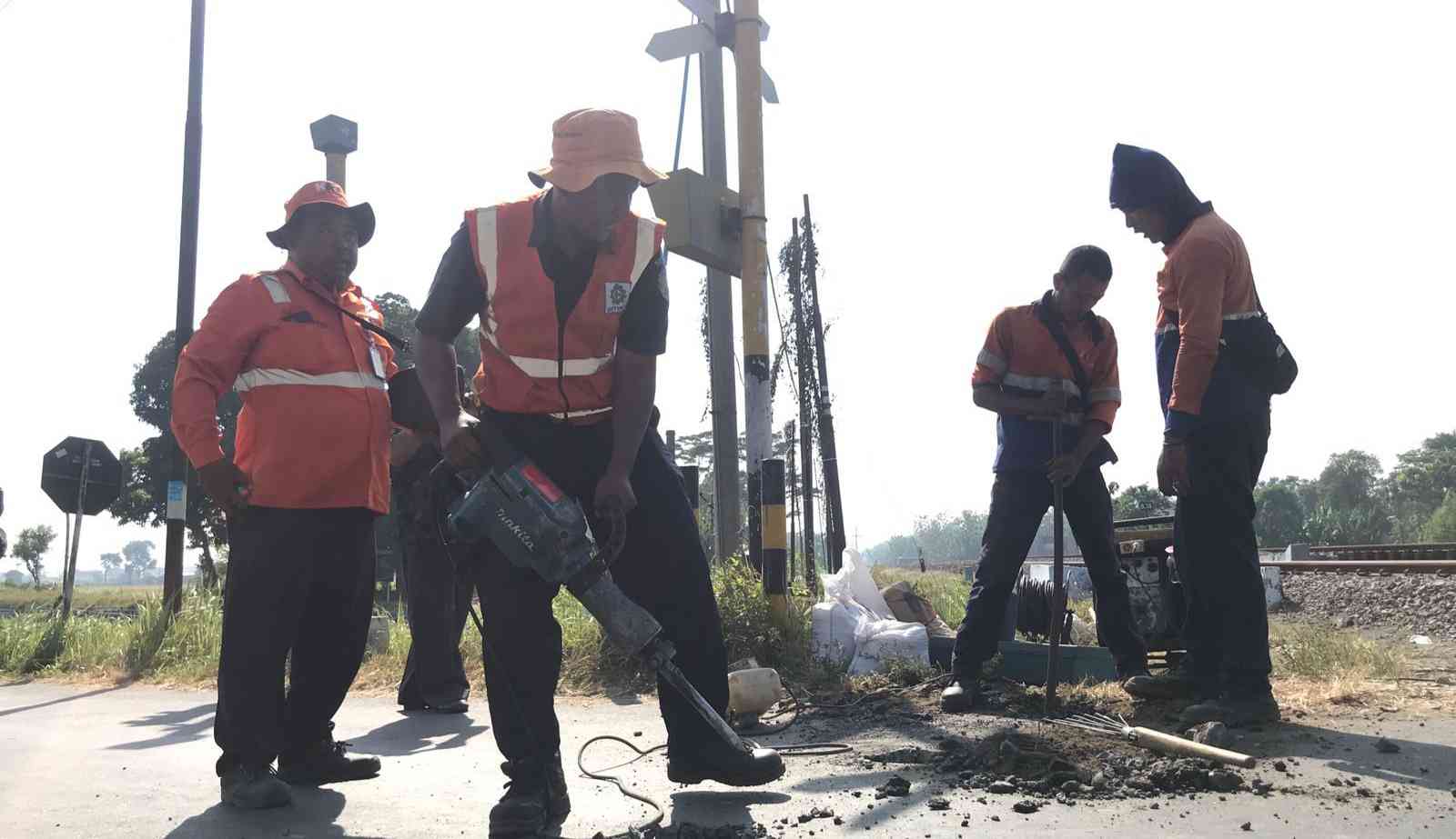 Buntut KA Dhoho Tabrak Mobil di Jombang, Perlintasan Sebidang Hanya Bisa Dilewati Motor