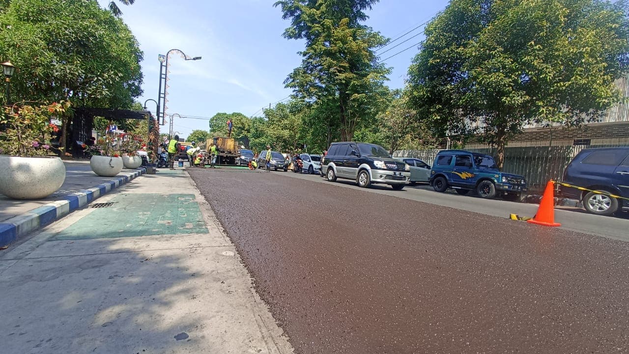 PUPR Jombang Benahi Lapisan Aspal Jalan Wahid Hasyim Agar Awet dan Mulus