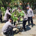 Sambut Asean Ministerial Meeting, Polisi Tanam Ribuan Pohon Cantik di Surabaya