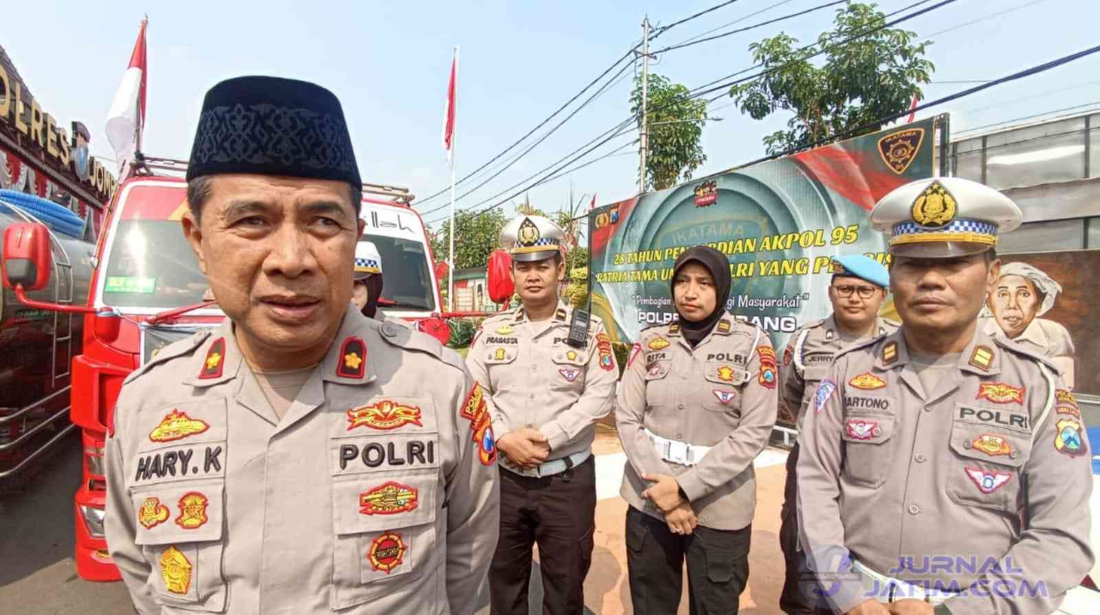 Polisi Turun Tangan Salurkan Air untuk Warga Terdampak Kekeringan di Jombang