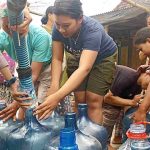 Warga Satu Kampung di Jombang Menyerbu Air Bersih Bantuan Polisi