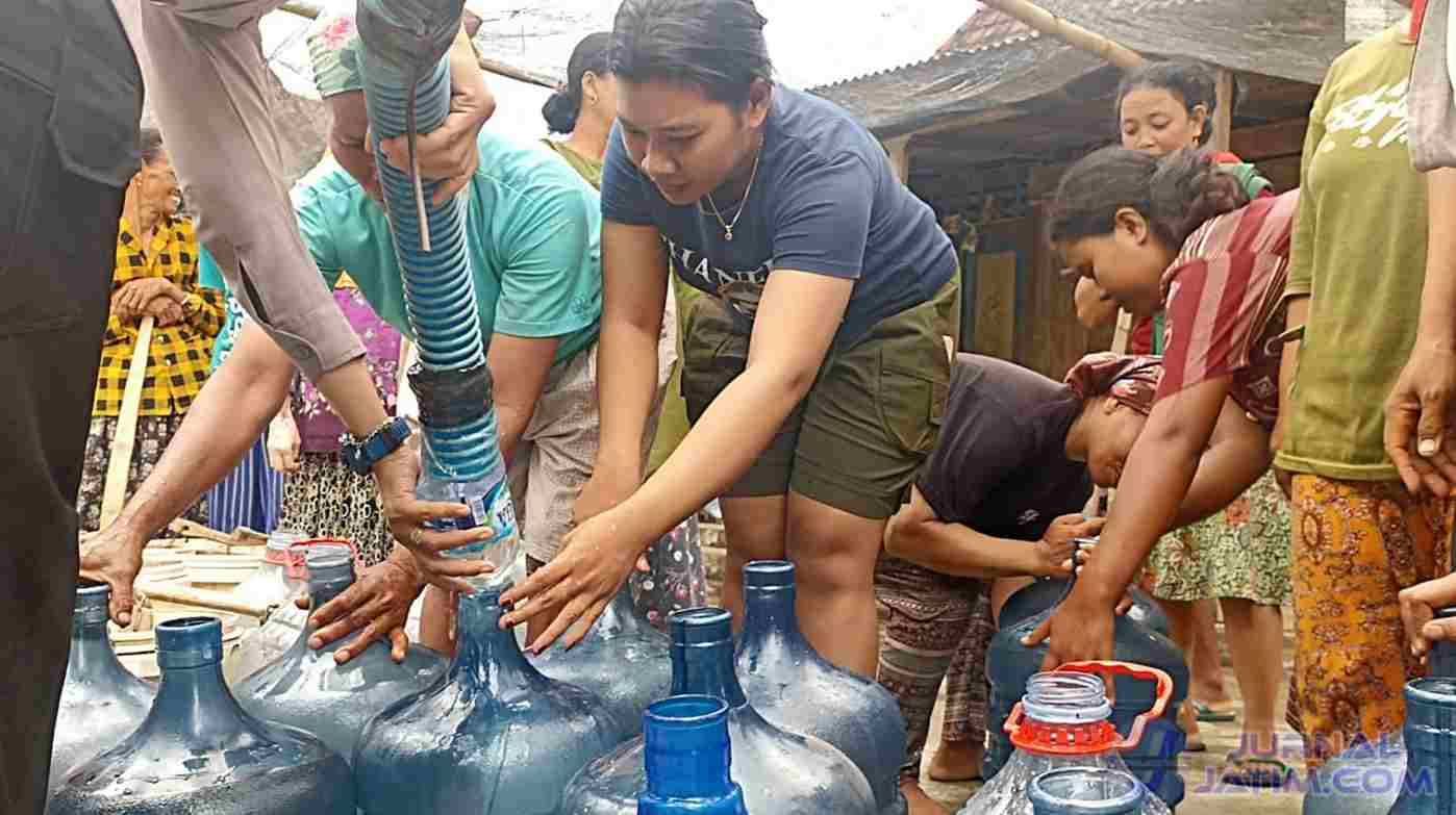 Warga Satu Kampung di Jombang Menyerbu Air Bersih Bantuan Polisi