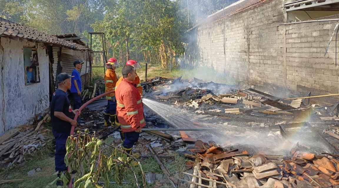 Kebakaran, Rumah Milik Emak Puryani di Bagor Nganjuk Rata Tanah