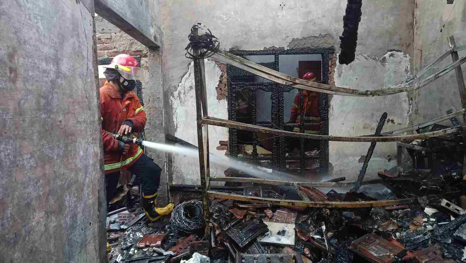 Rumah dan Toko di Tanjungrejo Nganjuk Dilalap Api Akibat Korsleting Listrik