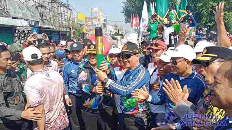 Tiba di Jombang, Obor Api Porprov VIII Jatim 2023 Dikirab Keliling 21 Kecamatan