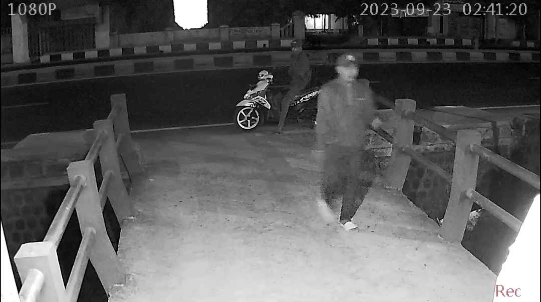 Pencurian Sepeda Motor di Miagan Jombang Terekam CCTV, Lihat