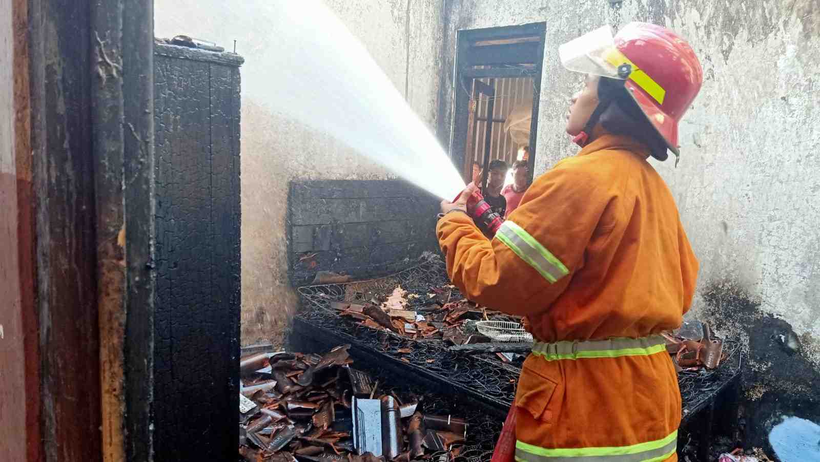 Rumah di Nganjuk Terbakar, Penyebabnya Gegara Rokok Menyala Ditinggal Anak