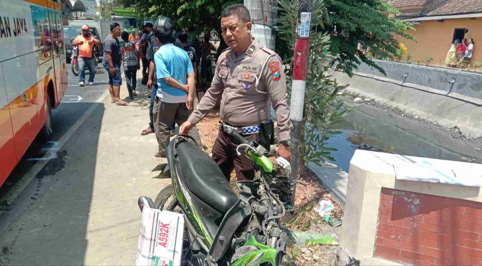 Adu Banteng Bus Vs Motor di Jl Wahab Hasbulloh Jombang, Suwono Tewas Seketika