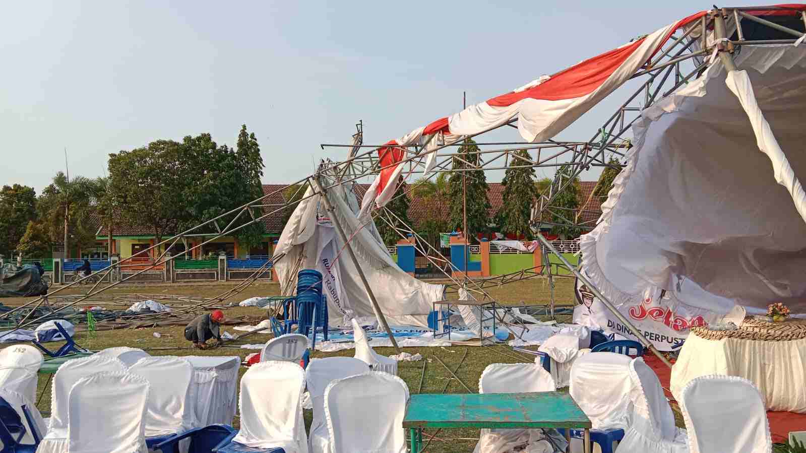 Angin Mengamuk di Jombang, Tenda Acara Bupati Melayani Warga Porak-Poranda