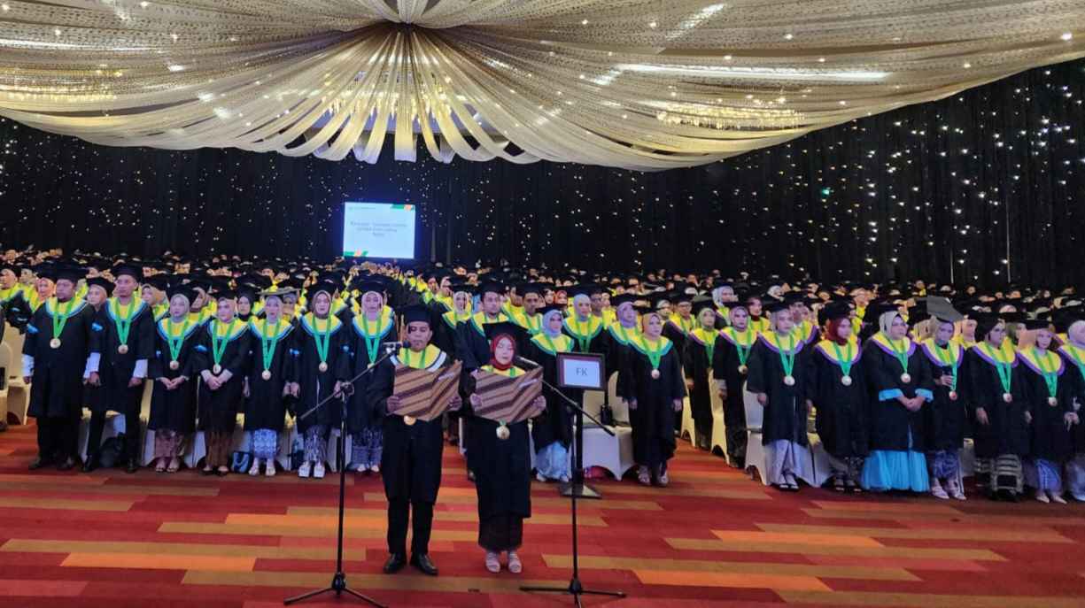 Ribuan Mahasiswa Unusa Diwisuda, Simak yang Disampaikan Rektor Prof Achmad Jazidie