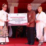 Bank Jatim Serahkan CSR dan Branding Pasar Induk Among Tani