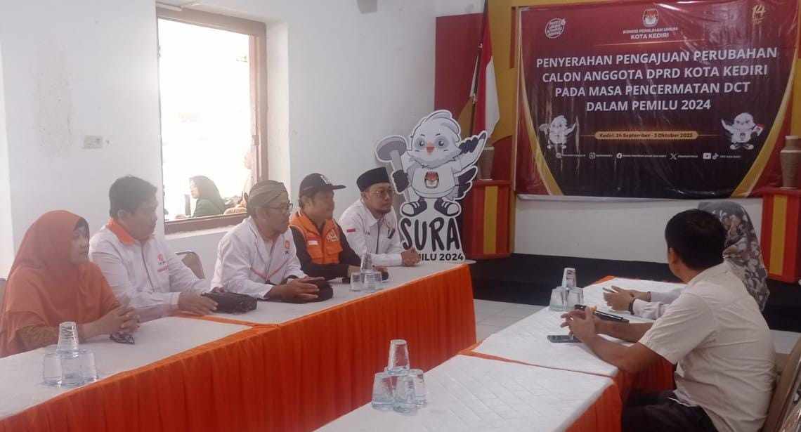 PKS Datangi KPU Kota Kediri saat Pasangan Anies-Cak Imin Daftar Capres-Cawapres