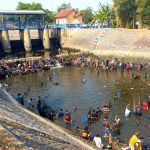 Bendungan Ditutup, Warga di Jombang Ramai-ramai Menangkap Ikan di Sungai