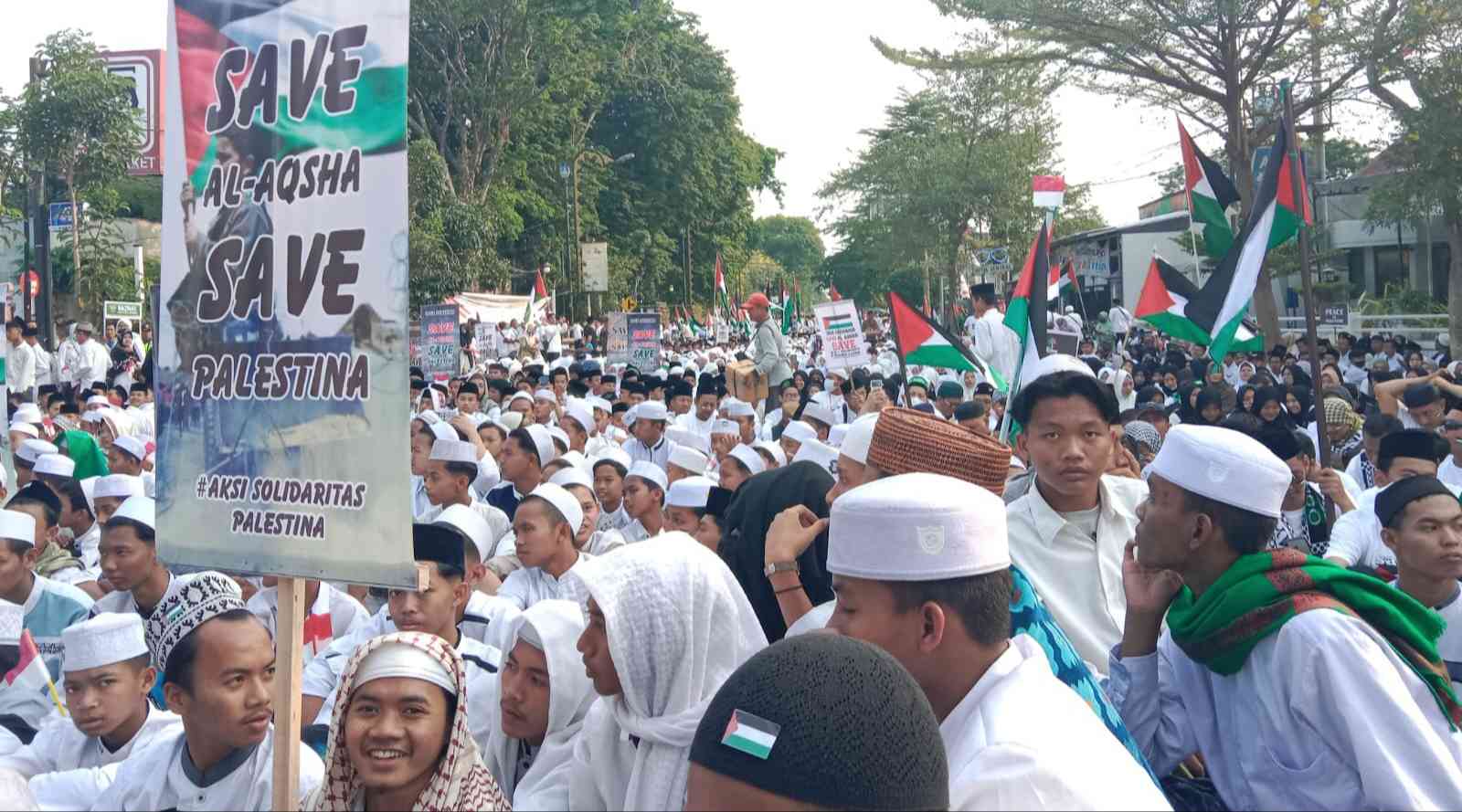 Berpakaian Serba Putih, Ribuan Orang di Jombang Aksi Solidaritas untuk Palestina