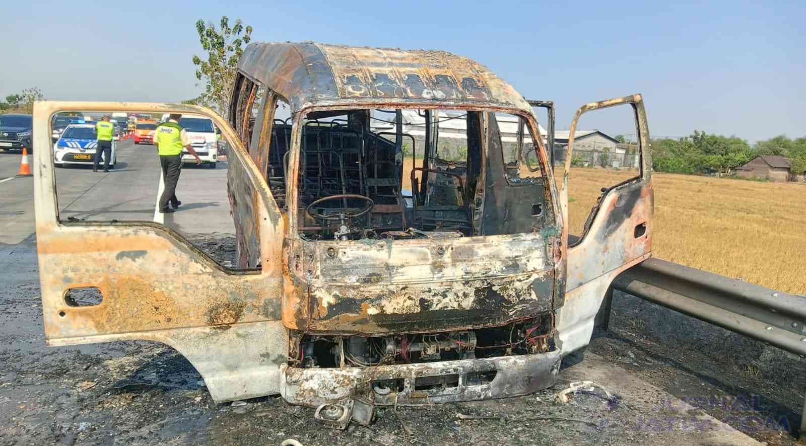 Mobil Elf Tinggal Rangka Seusai Terbakar di Tol Jombang, Begini Nasib 7 Penumpang