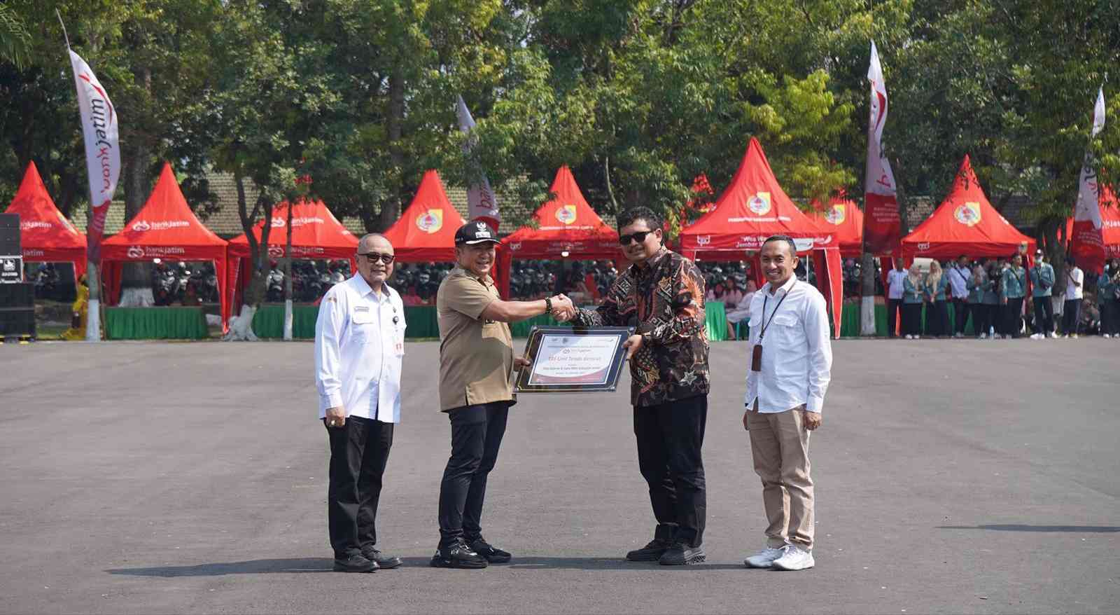 Bantu UMKM Naik Kelas, Bank Jatim Serahkan Tenda Kerucut Pada Pemkab Jember