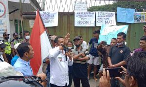 Ratusan Warga Geruduk Pabrik Seng Fong Jombang Protes Limbah Serbuk Kayu