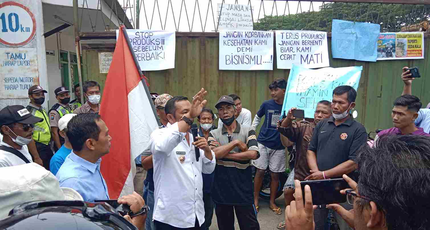 Ratusan Warga Geruduk Pabrik Seng Fong Jombang Protes Limbah Serbuk Kayu