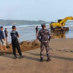 Enam Kapal Terdampar di Pantai Teleng Ria Pacitan Dievakuasi dengan Ekskavator