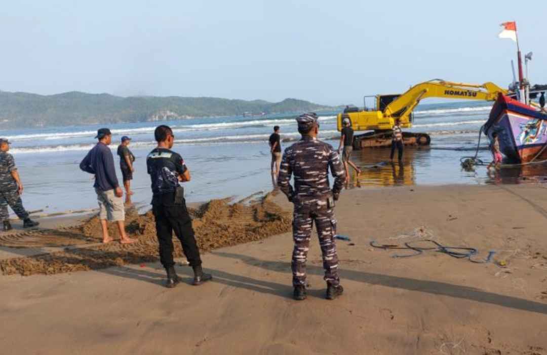 Enam Kapal Terdampar di Pantai Teleng Ria Pacitan Dievakuasi dengan Ekskavator