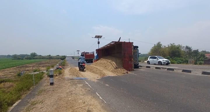 Gandengan Truk Lepas Terguling di Ring Road Jombang, Muatan Tanah 35 Ton Tumpah