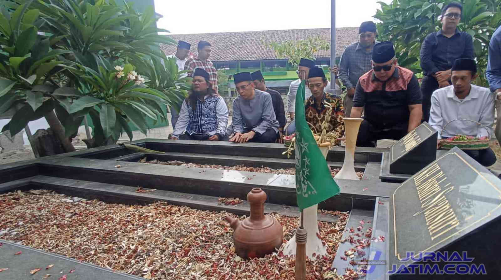 TGB Bersama TPN Ganjar-Mahfud Ziarah Makam Pendiri NU KH Bisri Syansuri Jombang