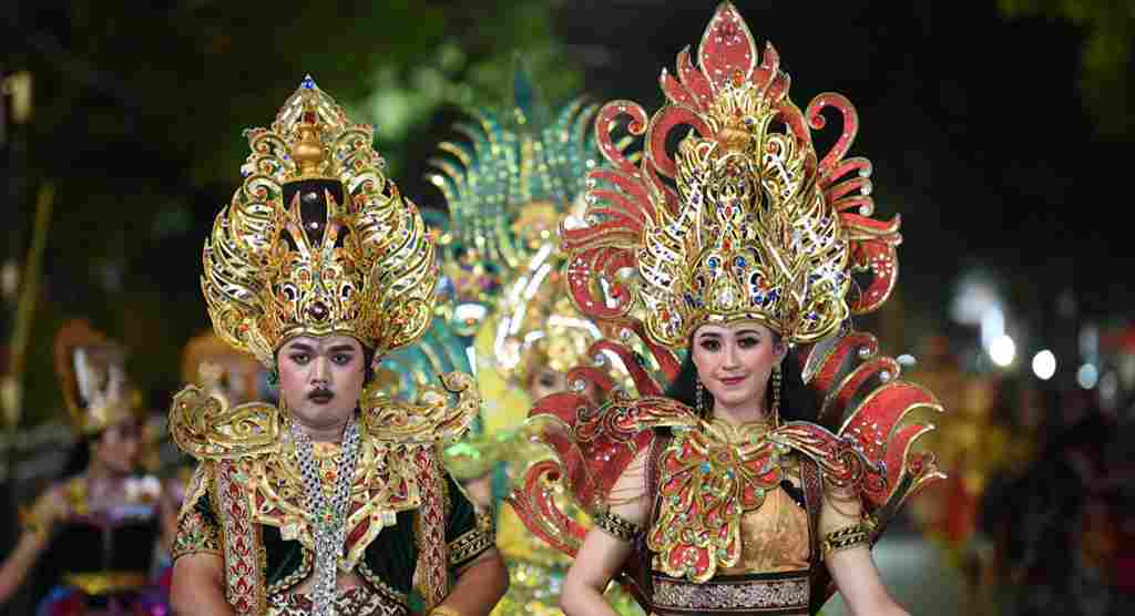 Tampilan dan Kostum Peserta Kediri Nite Carnival 2023 Pukau Ribuan Masyarakat