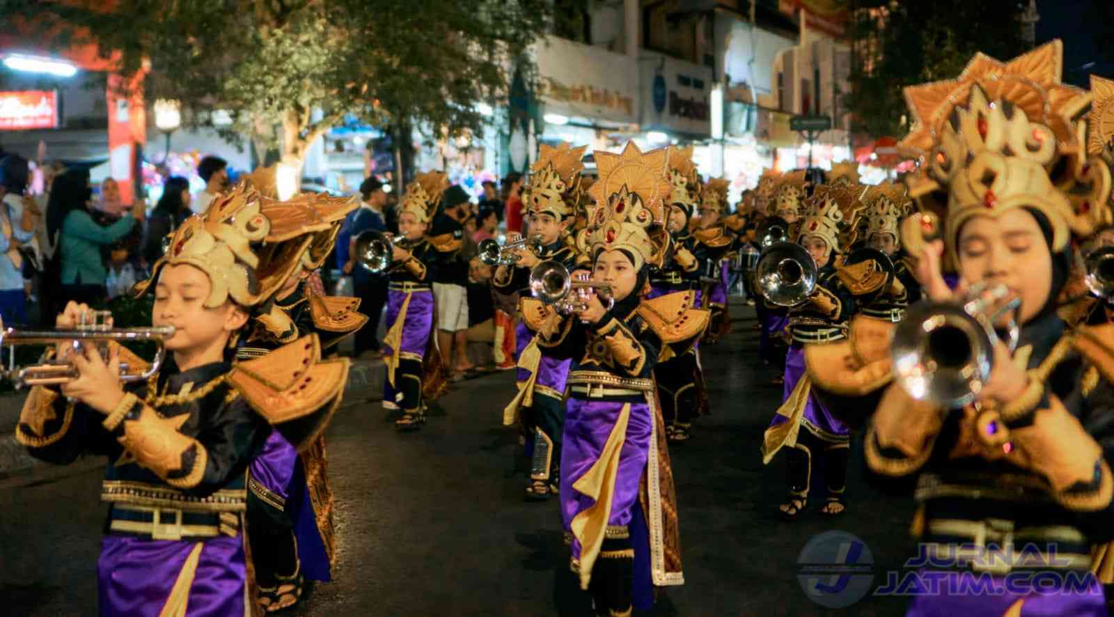 Tampil Memukau, SDI Roushon Fikr Jombang Borong Piala Marching Band di Yogyakarta