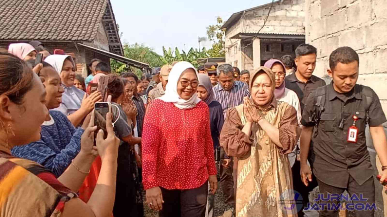 Mensos Risma Kunjungi Anak Penderita Hernia Sejak Lahir di Jombang