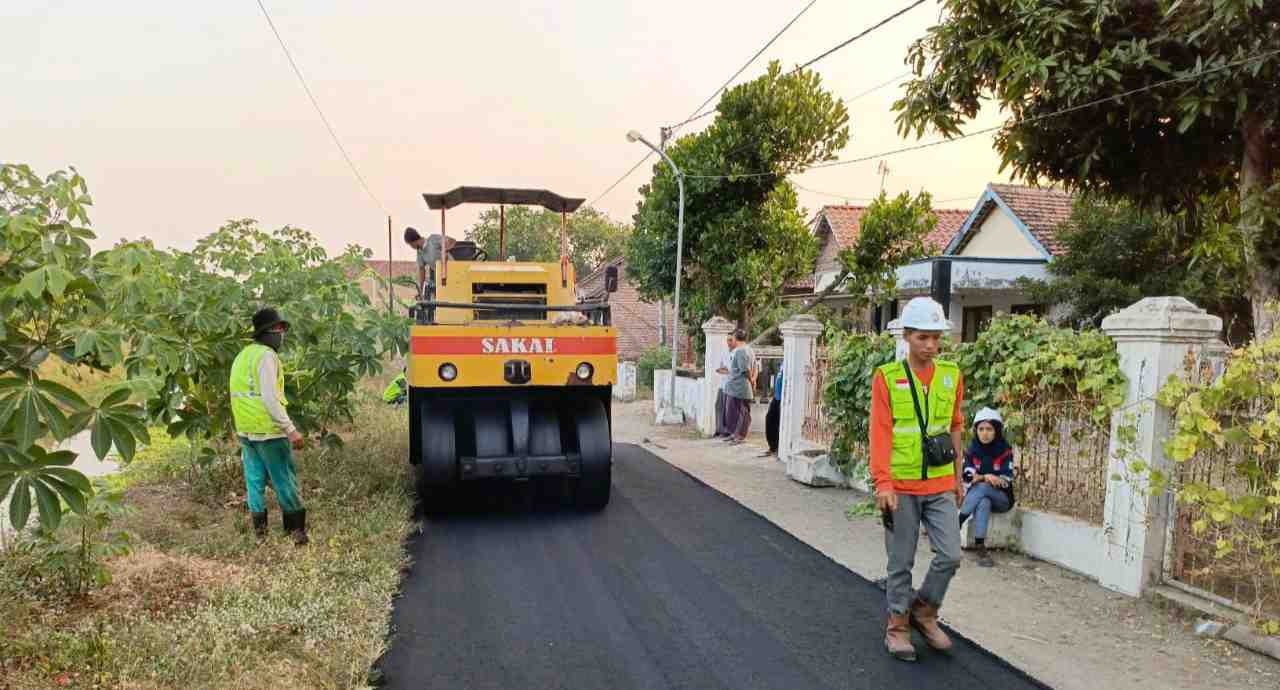 Jalan Antardesa di Jombang Diperbaiki Dinas Perkim, Memperlancar Perekonomian Warga