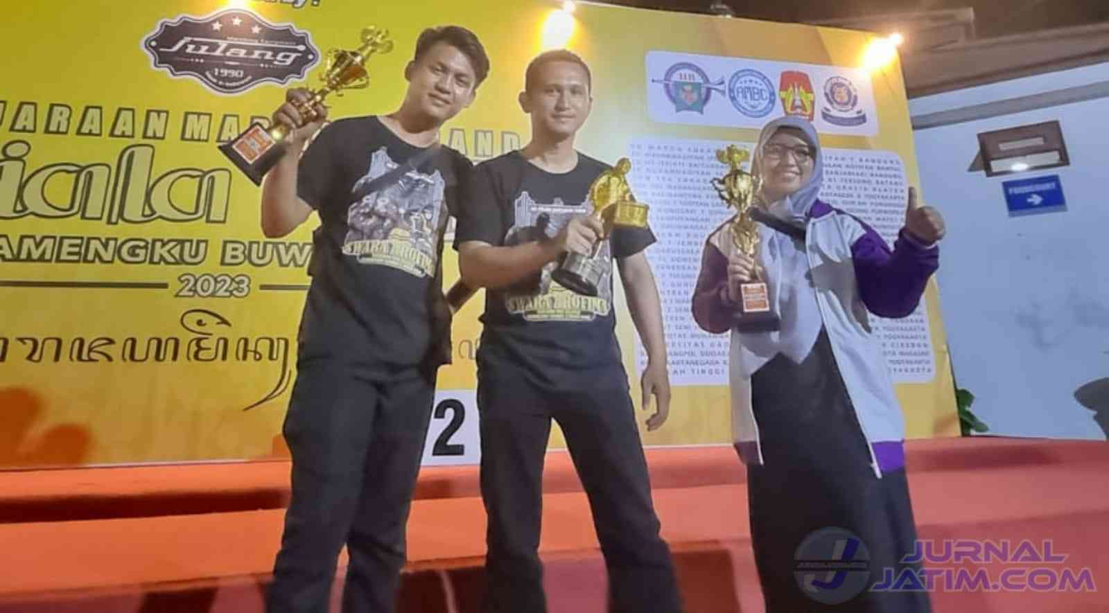 Tampil Memukau, SDI Roushon Fikr Jombang Borong Piala Marching Band di Yogyakarta