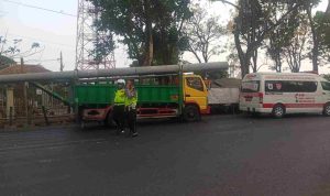Lakalantas Dua Truk Pengangkut Beton Tiang Listrik di Jombang, Penumpang Meninggal