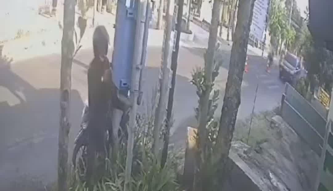 Pencuri Komponen PJU di Jombang Terekam CCTV, Lihat Tuh Pelakunya