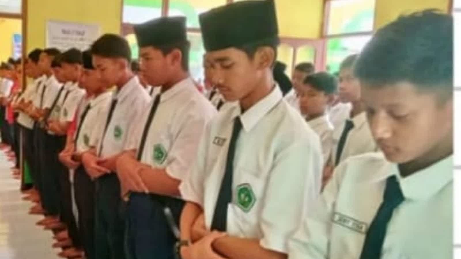 Ratusan Siswa dan Guru Tsanawiyah di Jombang Salat Gaib untuk Warga Palestina